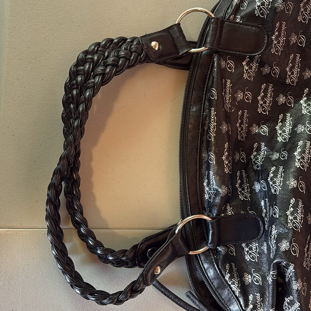 Delicious Y2K Vintage Black and Silver Shoulder Bag with Braided Handles - Picture 12 of 16